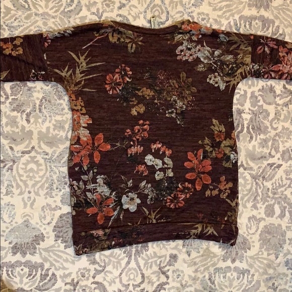 a cuteee floral maroon shirt, perfect with legging - Picture 2 of 2